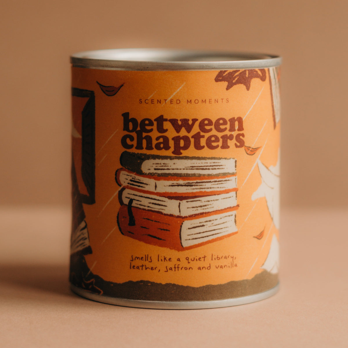 Between Chapters autumn scented candle by otio with leather, oakwood and vanilla notes.